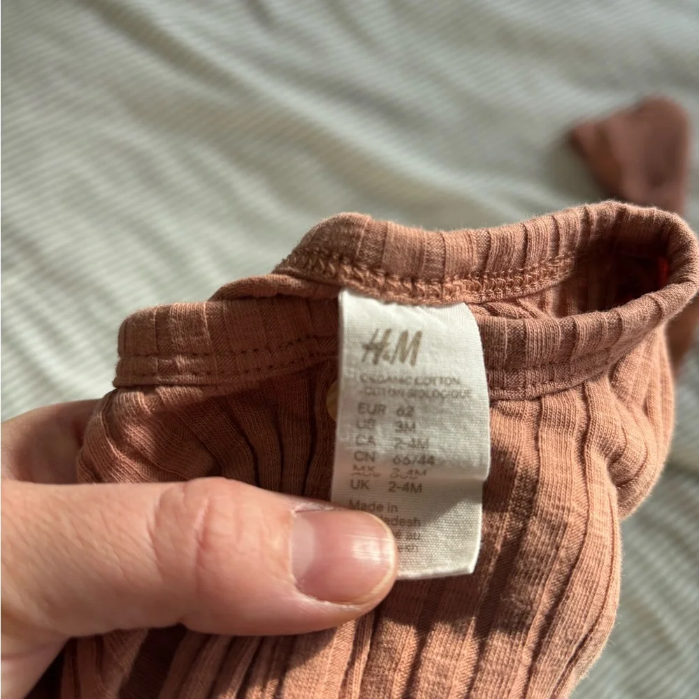 H&M Ribbed Knit baby Set in Rust - Picture 2 of 2